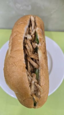 Bánh mì gà nướng xé sợi 