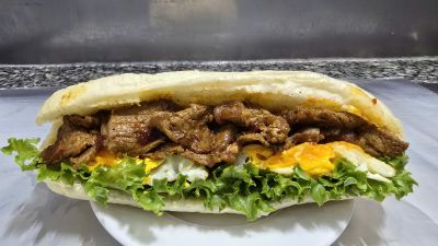 Bánh mì bò Mỹ, phô mai, trứng ốp la