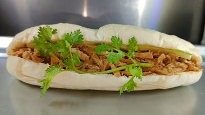 Bánh mì gà nướng xé sợi 